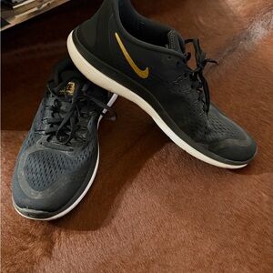 Nike Men's Black and Gold Athletic Shoes